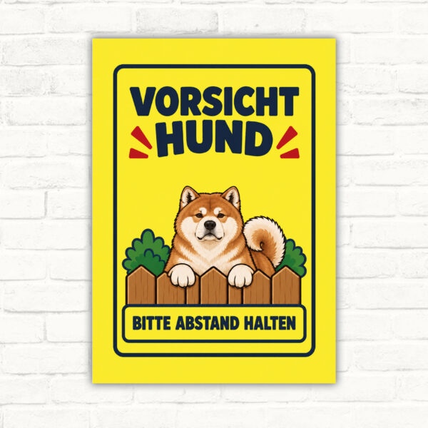 Akita Inu Schild „Vorsicht Hund – Bitte Abstand halten“ im Comicstil – Hochformat