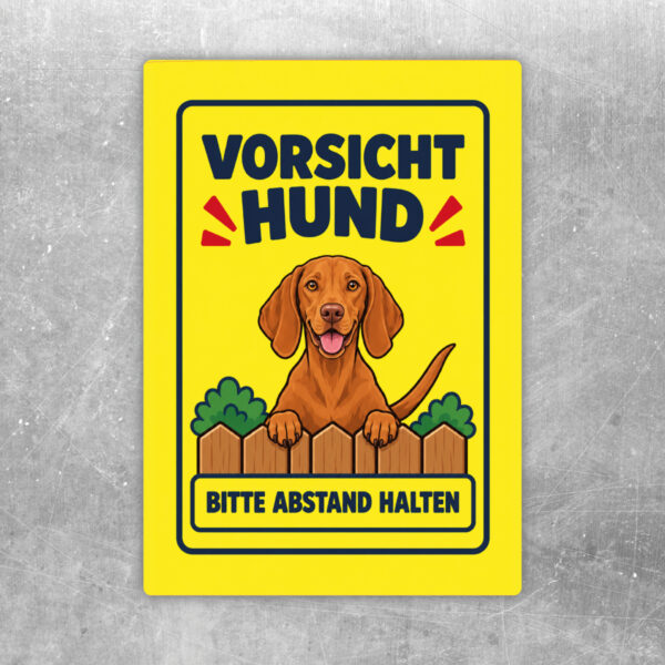 Magyar Vizsla Aufkleber mit Vorsicht Hund und Bitte Abstand halten – Produktansicht auf Metall